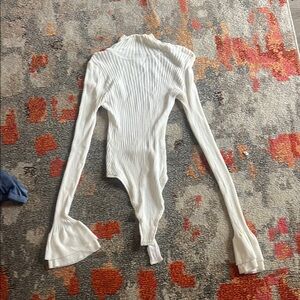 Elegant White Ribbed Women's Top with Belle sleeves